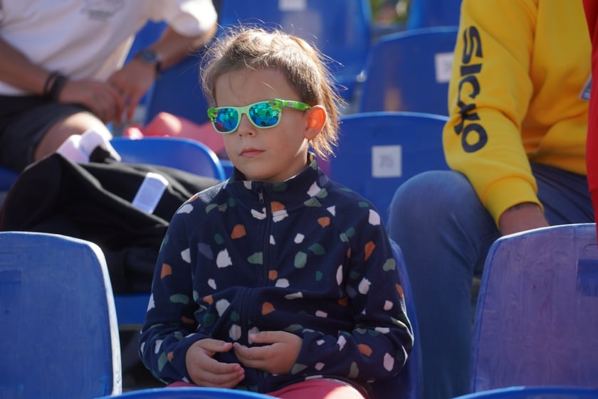 Reprezentantka Francji oddaje strzał na bramkę Polek