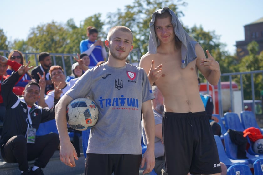 Reprezentantka Francji oddaje strzał na bramkę Polek