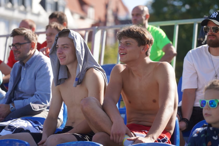 Reprezentantka Francji oddaje strzał na bramkę Polek