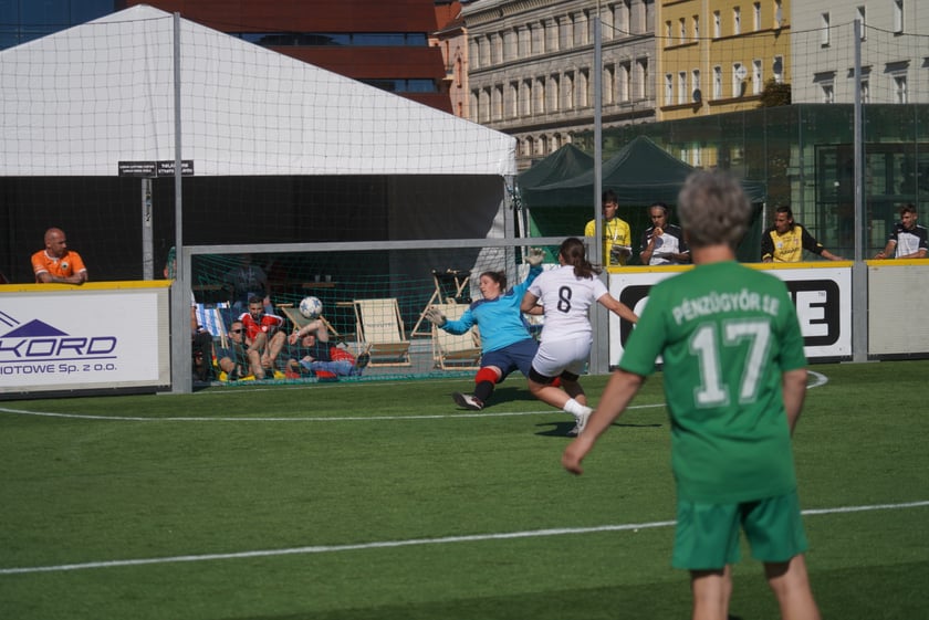 Reprezentantka Francji oddaje strzał na bramkę Polek