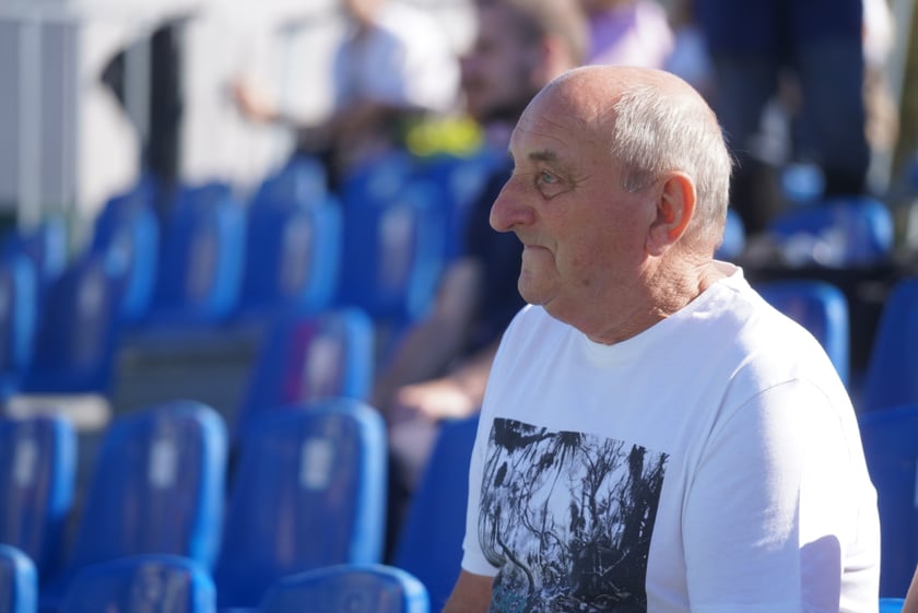 Reprezentantka Francji oddaje strzał na bramkę Polek