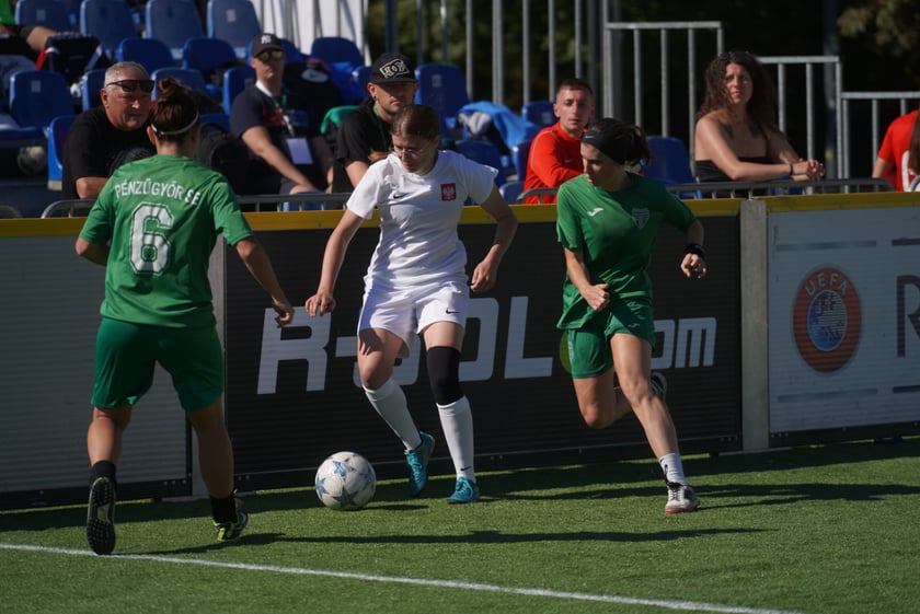 Reprezentantka Francji oddaje strzał na bramkę Polek