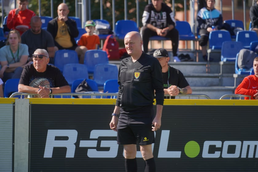 Reprezentantka Francji oddaje strzał na bramkę Polek