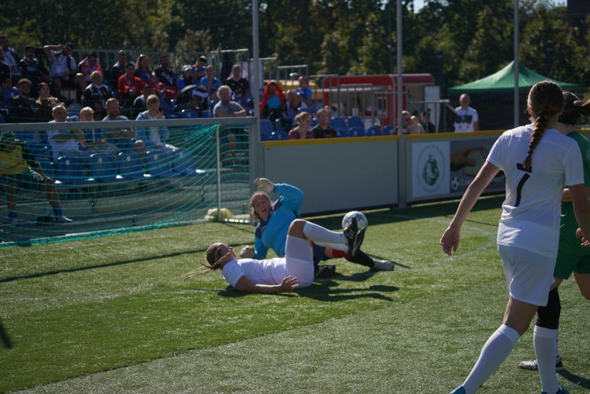 Reprezentantka Francji oddaje strzał na bramkę Polek