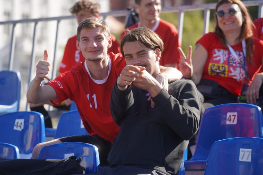 Reprezentantka Francji oddaje strzał na bramkę Polek