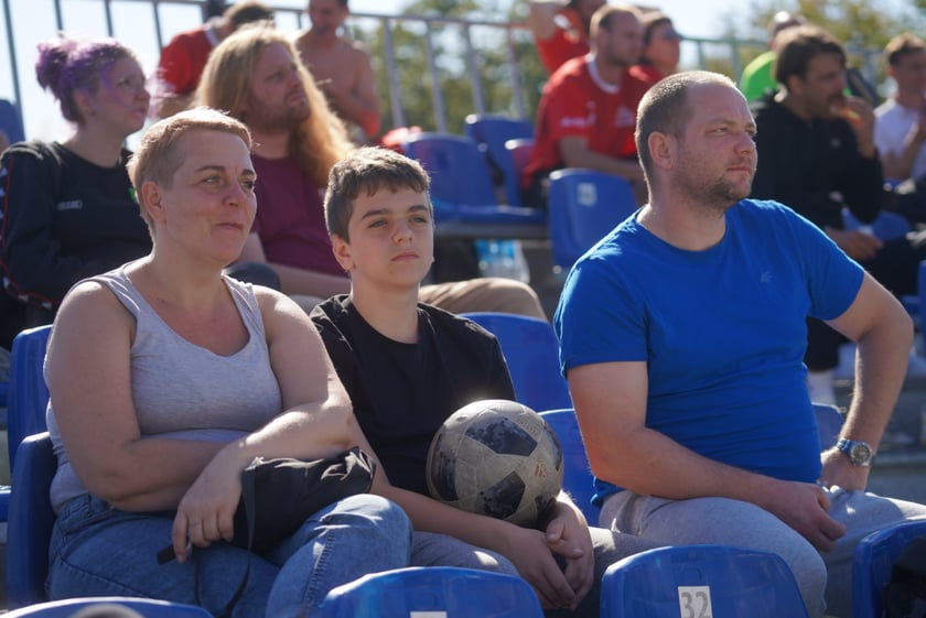 Reprezentantka Francji oddaje strzał na bramkę Polek