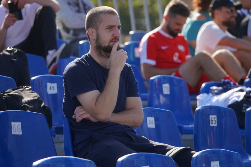 Reprezentantka Francji oddaje strzał na bramkę Polek