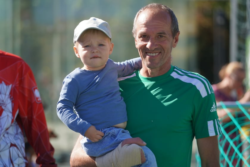 Reprezentantka Francji oddaje strzał na bramkę Polek