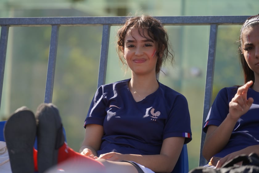 Reprezentantka Francji oddaje strzał na bramkę Polek