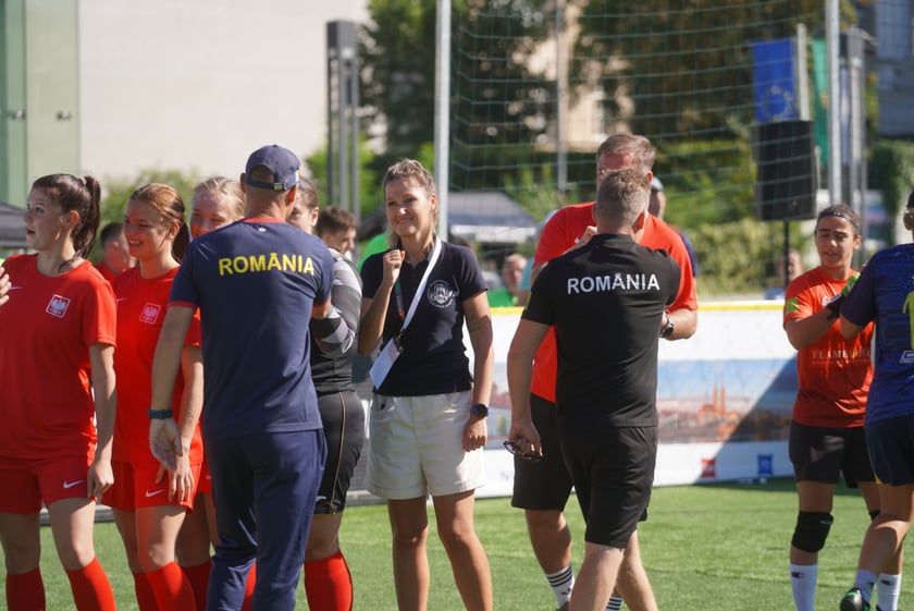 Reprezentantka Francji oddaje strzał na bramkę Polek