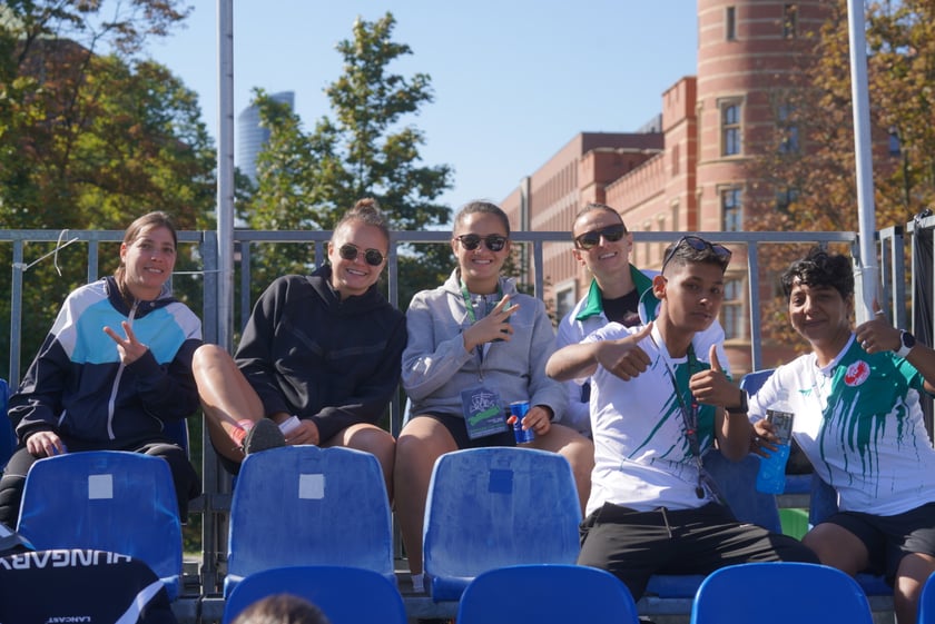 Reprezentantka Francji oddaje strzał na bramkę Polek