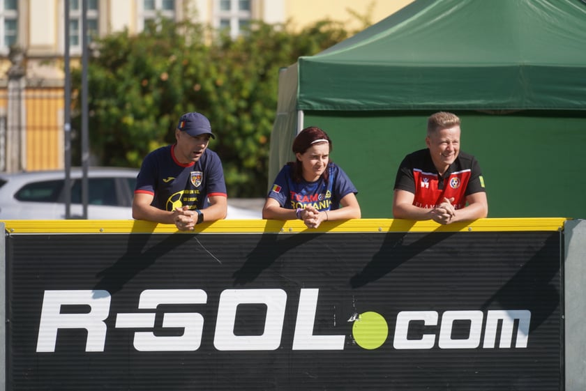 Reprezentantka Francji oddaje strzał na bramkę Polek