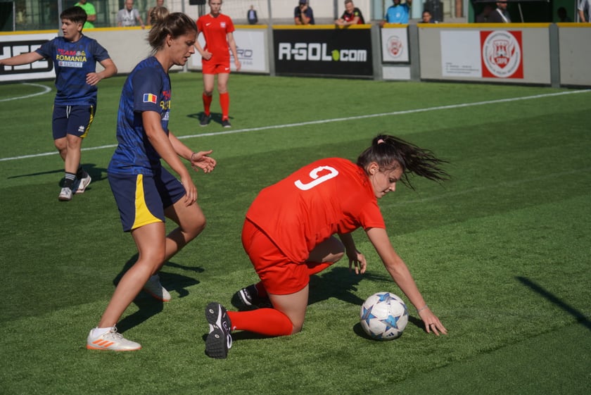 Reprezentantka Francji oddaje strzał na bramkę Polek