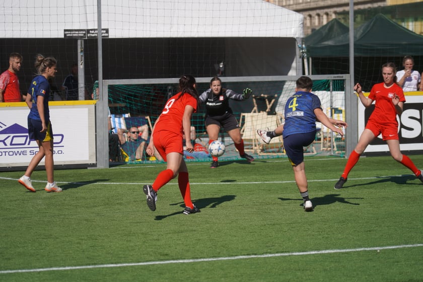 Reprezentantka Francji oddaje strzał na bramkę Polek