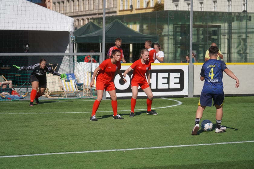 Reprezentantka Francji oddaje strzał na bramkę Polek