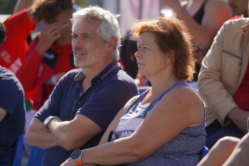 Reprezentantka Francji oddaje strzał na bramkę Polek