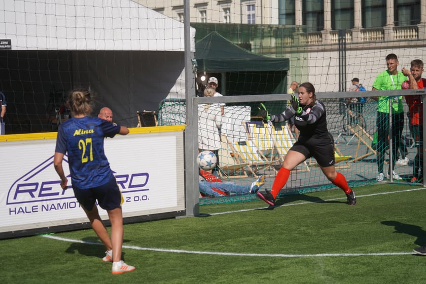Reprezentantka Francji oddaje strzał na bramkę Polek
