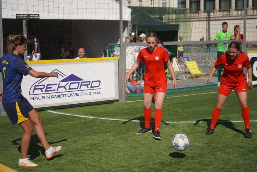 Reprezentantka Francji oddaje strzał na bramkę Polek