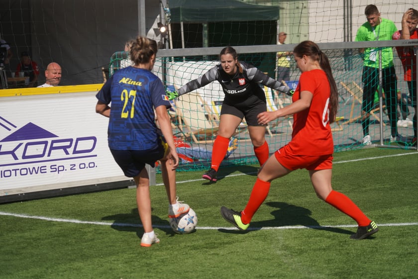 Reprezentantka Francji oddaje strzał na bramkę Polek