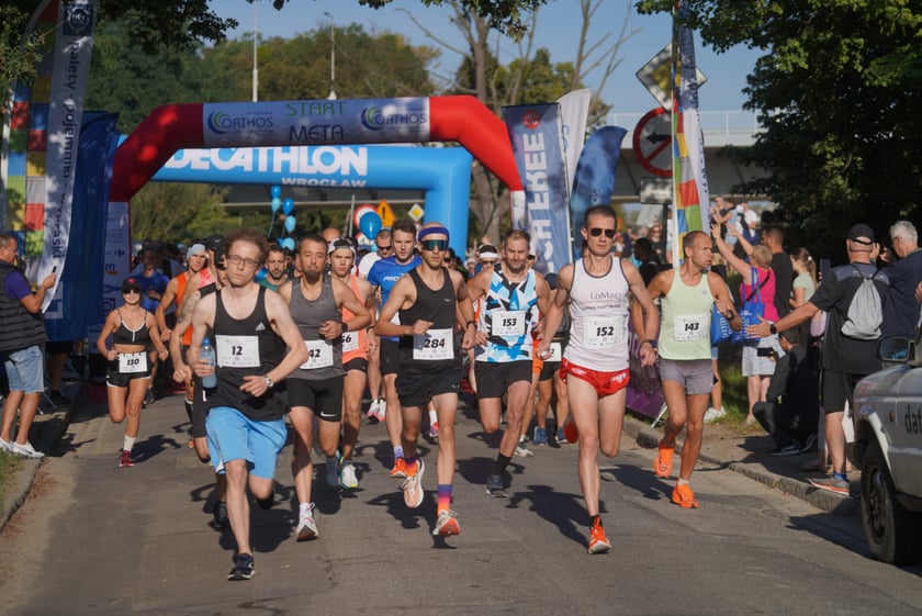 Biegacze i kibice na Orthos H2O Wrocław Półmaratonie