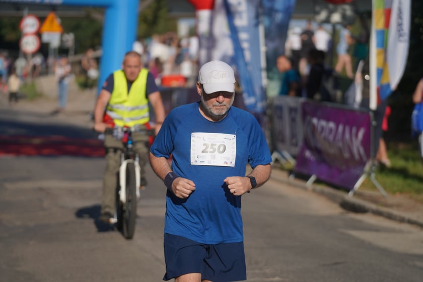 Biegacze i kibice na Orthos H2O Wrocław Półmaratonie