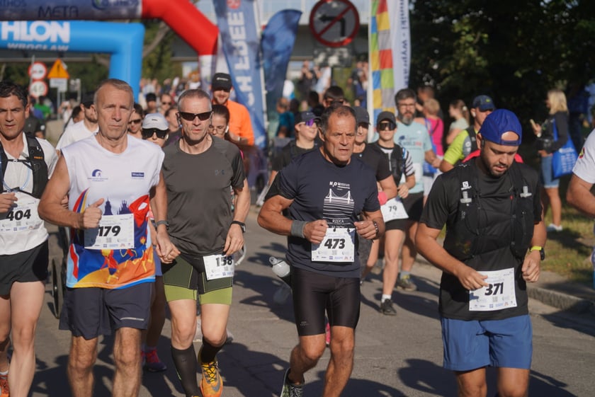 Biegacze i kibice na Orthos H2O Wrocław Półmaratonie