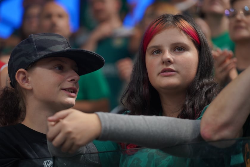 Kibice na meczu Śląska Wrocław z Arką Gdynia w hali Orbita.