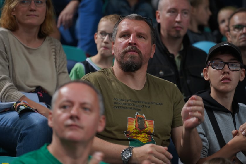 Kibice na meczu Śląska Wrocław z Arką Gdynia w hali Orbita.