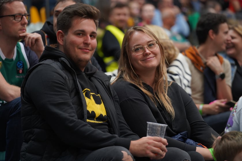 Kibice na meczu Śląska Wrocław z Arką Gdynia w hali Orbita.