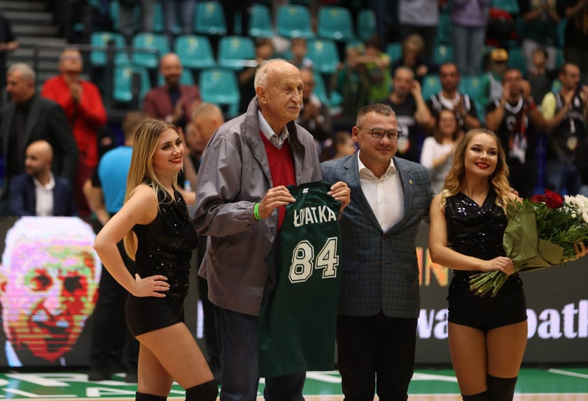 Mieczysław Łopatka z koszulką, dwie czirliderki i prezes klubu, Michał Lizak