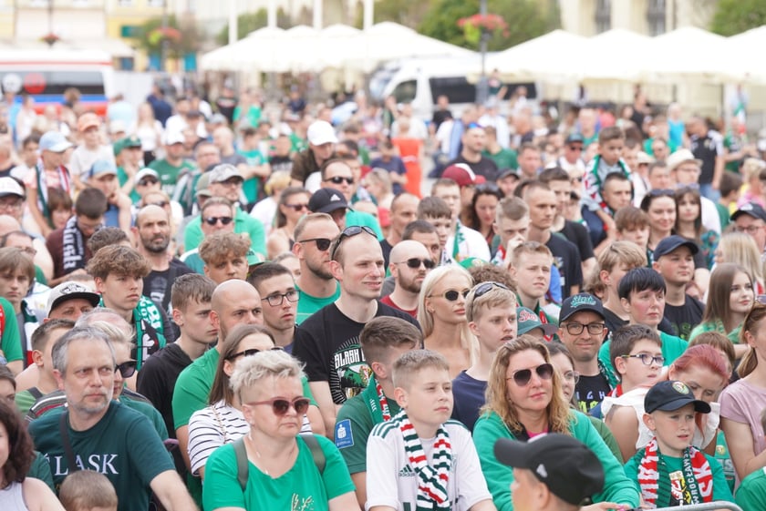 Kibice witają wicemistrzów Polski - drużynę Śląska Wrocław - na wrocławskim Rynku.