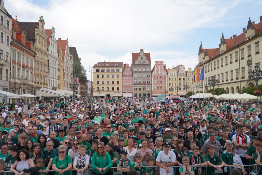 Kibice witają wicemistrzów Polski - drużynę Śląska Wrocław - na wrocławskim Rynku.