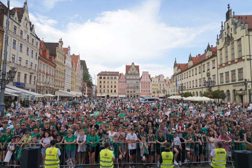 Kibice witają wicemistrzów Polski - drużynę Śląska Wrocław - na wrocławskim Rynku.