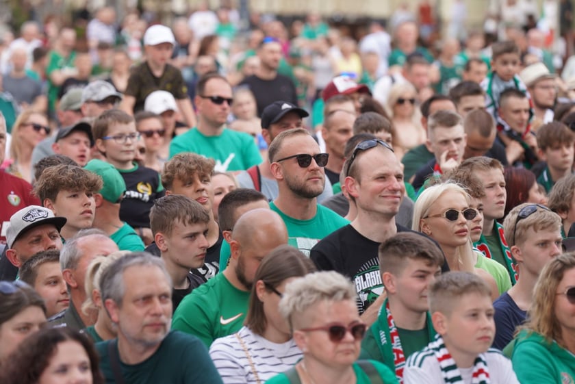 Kibice witają wicemistrzów Polski - drużynę Śląska Wrocław - na wrocławskim Rynku.