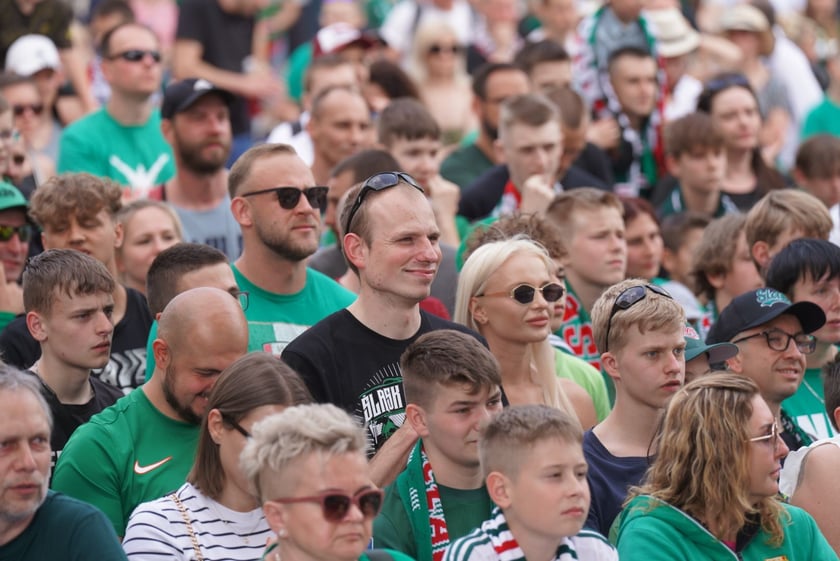 Kibice witają wicemistrzów Polski - drużynę Śląska Wrocław - na wrocławskim Rynku.