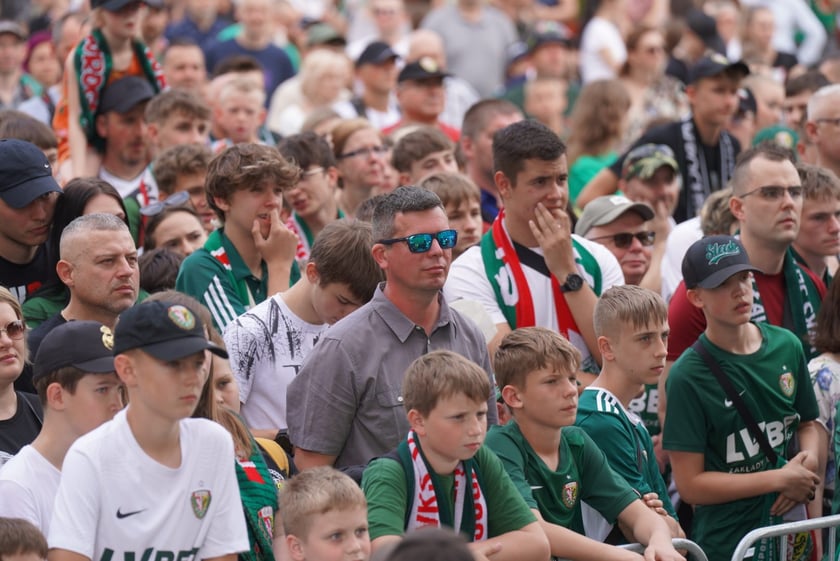 Kibice witają wicemistrzów Polski - drużynę Śląska Wrocław - na wrocławskim Rynku.