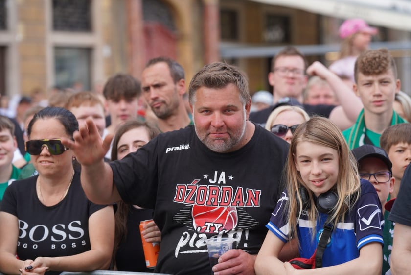 Kibice witają wicemistrzów Polski - drużynę Śląska Wrocław - na wrocławskim Rynku.