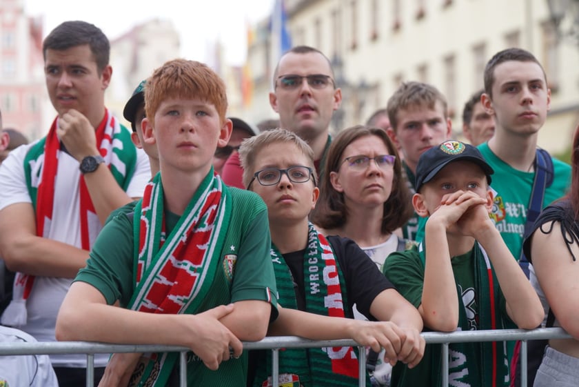 Kibice witają wicemistrzów Polski - drużynę Śląska Wrocław - na wrocławskim Rynku.