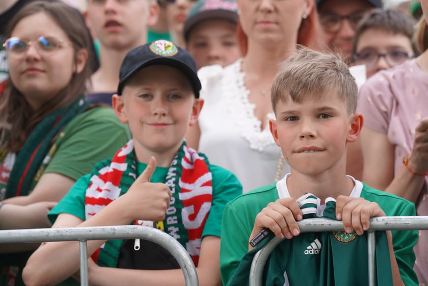 Kibice witają wicemistrzów Polski - drużynę Śląska Wrocław - na wrocławskim Rynku.