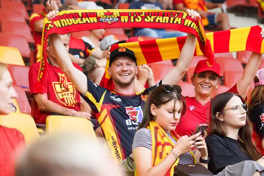 Kibice podczas meczu żużlowego Betard Sparta Wrocław - Motor Lublin na Stadionie Olimpijskim we Wrocławiu - 9 sierpnia 2024 r.