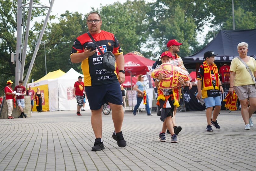 Kibice podczas meczu żużlowego Betard Sparta Wrocław - Motor Lublin na Stadionie Olimpijskim we Wrocławiu - 9 sierpnia 2024 r.