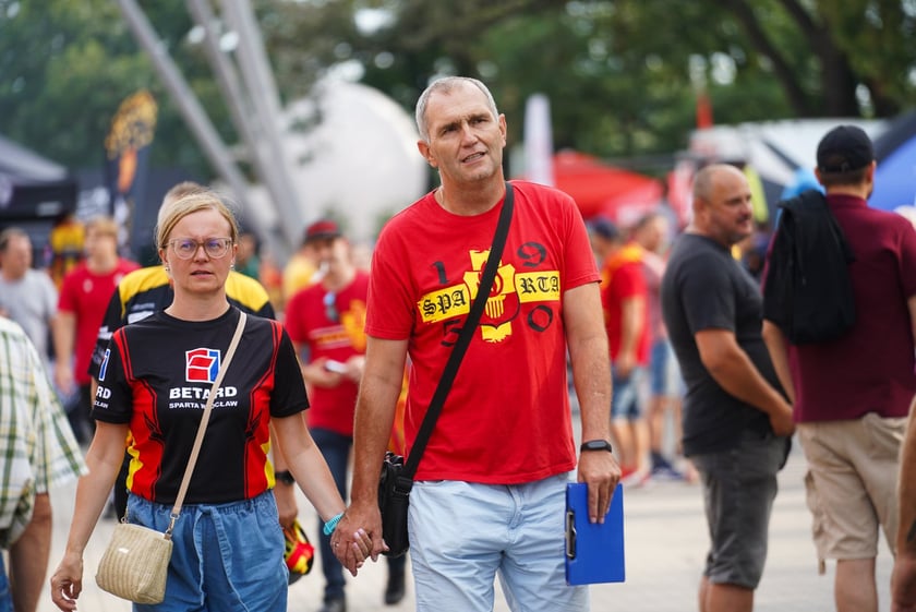 Kibice podczas meczu żużlowego Betard Sparta Wrocław - Motor Lublin na Stadionie Olimpijskim we Wrocławiu - 9 sierpnia 2024 r.