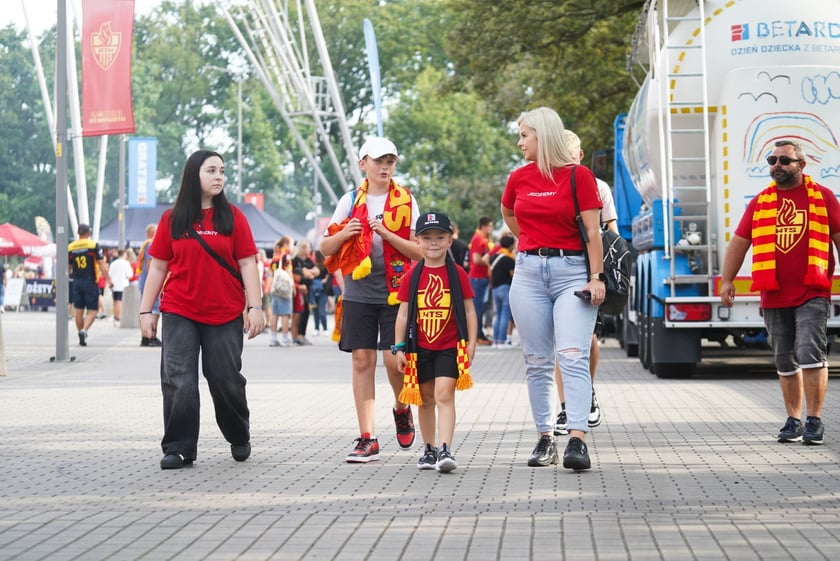 Kibice podczas meczu żużlowego Betard Sparta Wrocław - Motor Lublin na Stadionie Olimpijskim we Wrocławiu - 9 sierpnia 2024 r.