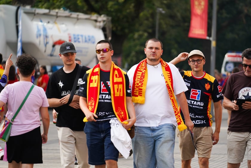 Kibice podczas meczu żużlowego Betard Sparta Wrocław - Motor Lublin na Stadionie Olimpijskim we Wrocławiu - 9 sierpnia 2024 r.