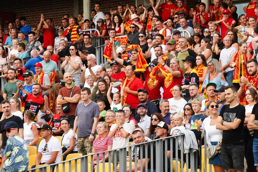 Kibice podczas meczu żużlowego Betard Sparta Wrocław - Motor Lublin na Stadionie Olimpijskim we Wrocławiu - 9 sierpnia 2024 r.