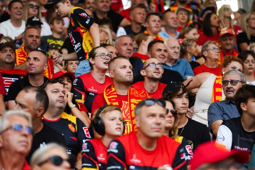 Kibice podczas meczu żużlowego Betard Sparta Wrocław - Motor Lublin na Stadionie Olimpijskim we Wrocławiu - 9 sierpnia 2024 r.