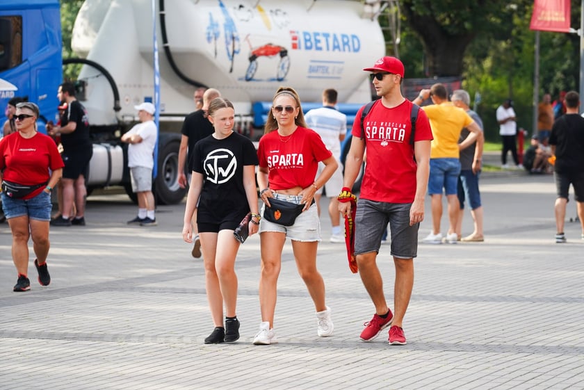 Kibice podczas meczu żużlowego Betard Sparta Wrocław - Motor Lublin na Stadionie Olimpijskim we Wrocławiu - 9 sierpnia 2024 r.