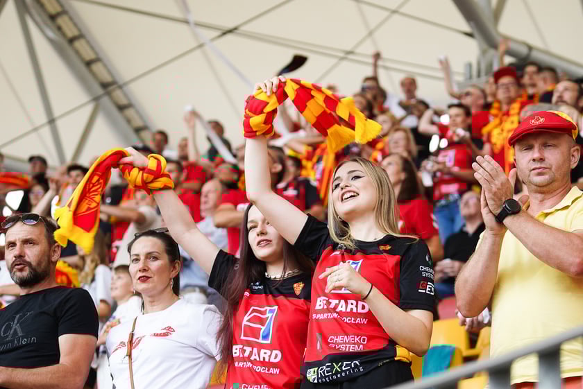 Kibice podczas meczu żużlowego Betard Sparta Wrocław - Motor Lublin na Stadionie Olimpijskim we Wrocławiu - 9 sierpnia 2024 r.