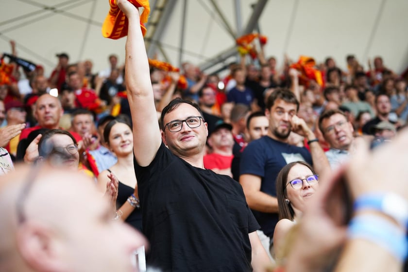 Kibice podczas meczu żużlowego Betard Sparta Wrocław - Motor Lublin na Stadionie Olimpijskim we Wrocławiu - 9 sierpnia 2024 r.