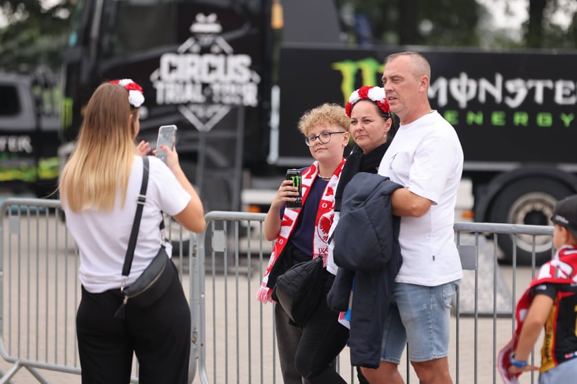 Żużel na Olimpijskim. Na zdjęciu kibice